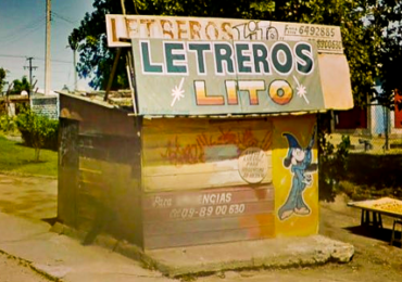 El pudahuelino reconocido en todo Chile por pintar carteles publicitarios