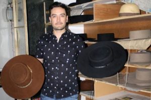 En la fábrica se hace todo tipo de sombreros y completamente artesanales