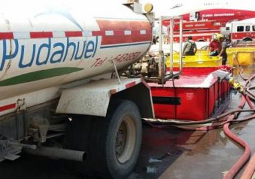Municipio de Pudahuel entrega agua que será utilizada por avión Supertanker
