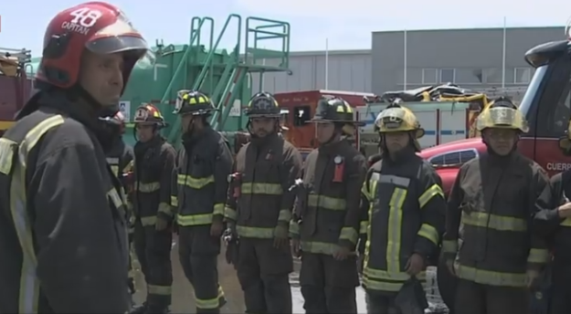 Capitán de la octava compañía de Pudahuel informando a sus compañeros, la muerte de un nuevo mártir de bomberos de CHILE