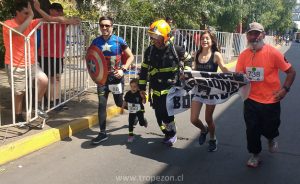 Bombero acercándose a la meta junto a otros competidores
