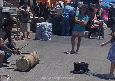 Percusionista congolés mostró su show artístico en feria libre de Pudahuel