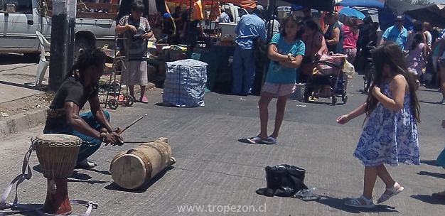 Percusionista congolés mostró su show artístico en feria libre de Pudahuel