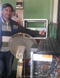 Momento en el que funcionarios guardan equipos de trabajo