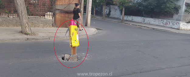 Agujero en el centro de una calle