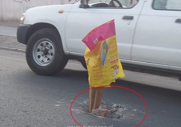 Vecinos advierten con señalética peligroso agujero en transita calle de Pudahuel