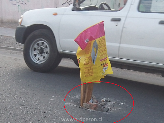 Vecinos advierten con señalética peligroso agujero en transita calle de Pudahuel