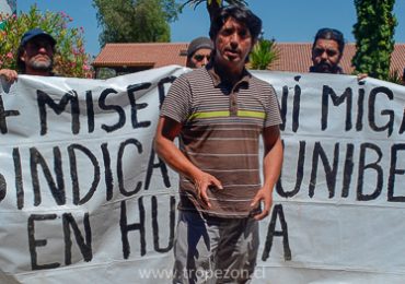 Trabajadores en huelga presionan a alcalde de Pudahuel para interceder en supuesto "hostigamiento policial"