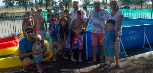 Piscina popular que es utilizada por menores acompañados por adultos responsables