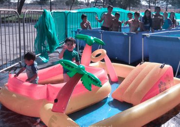 Gran iniciativa: Vecinos inauguran piscina popular para dar pelea a las altas temperaturas en Pudahuel