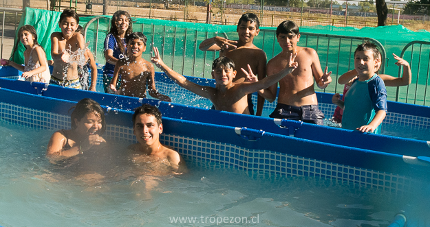 Menores disfrutando de estas piscinas en medio de una ola de calor que afecta a Pudahuel