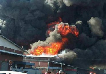 Incendio afecta a varias bodegas con mercadería en Pudahuel