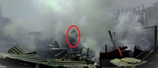 Bombero en medio del humo y fuego, pagando incendio estructural