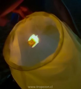 Globos de los deseos preparándolo para ser lanzado al cielo