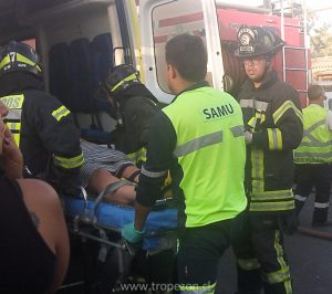 Una de las pasajeras del furgón es traslada a un centro de salud