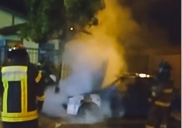 Desconocidos queman automóvil en Pudahuel