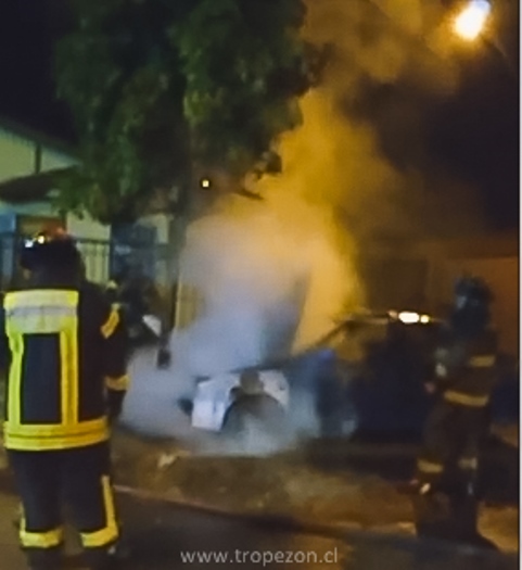 Desconocidos queman automóvil en Pudahuel