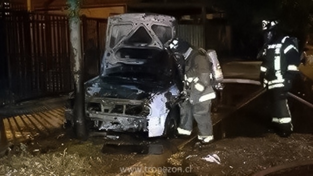 Auto con pérdida total tras ser quemado por desconocidos