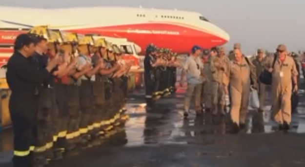 Un emotivo homenaje de bomberos de guardia  a la tripulación del Avión Global SuperTanker