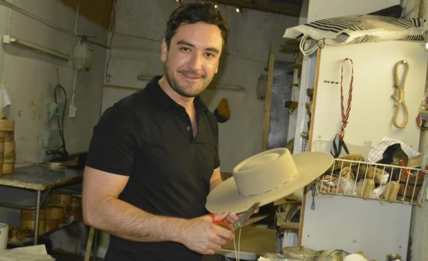 Néstor Galaz fabricante de sombreros: