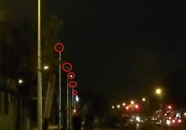 Faroles de bandejón San Francisco permanecen a obscura por la noche en Pudahuel