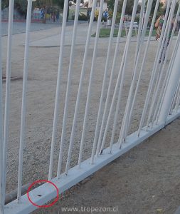 Desconocidos sacaron este trozo de reja de metal  con facilidad y se lo llevaron   