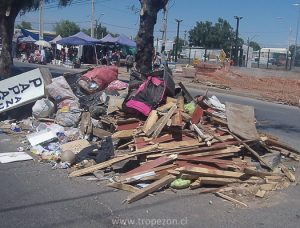 Basura distante a unos 40 metros de otra que fue quemada por la noche por desconocidos