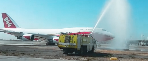 Con columna de agua despiden bomberos del aeropuerto al avión SuperTanque, que regresa a su país