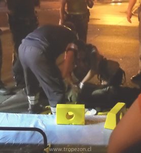 El hombre recibe las primeras atenciones por persona de la Ambulancia SAPU
