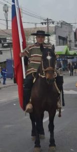 Kevin Antonio Robledo, junto a su caballo en una de las actividades que le apasionaba el rodeo y el cuasimodo