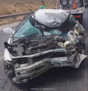 Automóvil en donde falleció una persona al chocar a gran velocidad con un vehículo mayor