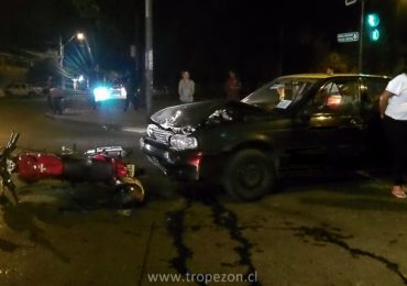 Choque entre una moto y un taxi deja a una persona herida en Pudahuel