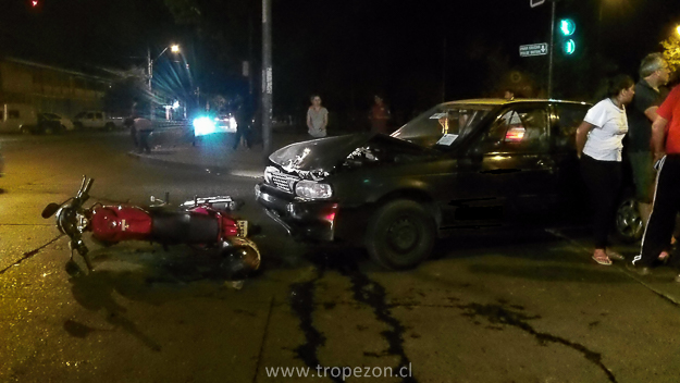 Choque entre una moto y un taxi deja a una persona herida en Pudahuel