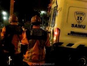 Ambulancia SAMU Y personal de bomberos apoyando a la lesionada