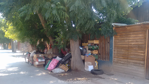 Vereda pasaje Machupichu llena de basura 