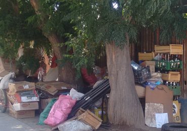 Vecinos denuncian que pudahuelino de la tercera edad con “mal de diógenes” llena vereda de pasaje con basura
