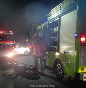 Choque de moto con automóvil deja herido al conductor del vehículo menor