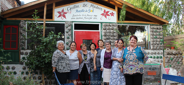 Socias y dirigentes en el jardín de la sede