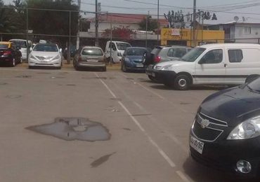 Denuncia: Multicancha es ocupada como estacionamiento de autos los días de persa en Pudahuel