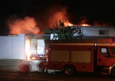 Un camión y dos automóviles resultaron quemados por causa de incendio