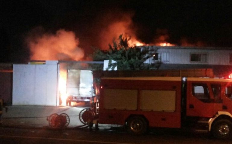 Un camión y dos automóviles resultaron quemados por causa de incendio