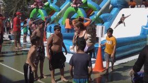 Niños y adultos disfrutando de la iniciativa