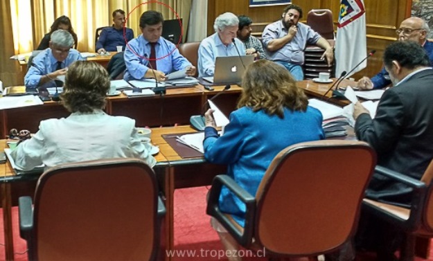 Patricio Mercado en sesión de concejo municipal en Pudahuel