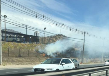 Incendio de pastizales afectó tramo de la ruta 68 en Pudahuel
