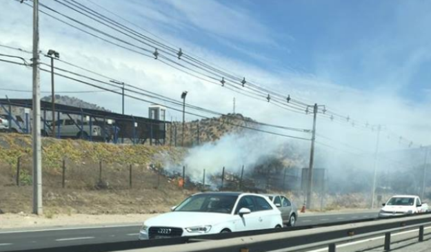 Incendio de pastizales amenazaba a parqueadero de vehículos
