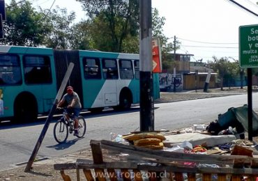 No hacen caso: Vecinos eluden advertencia municipal y tiran basura a la calle en Pudahuel