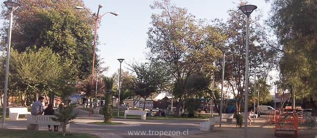 Faroles de plaza El Carmen que están apagado por la noche