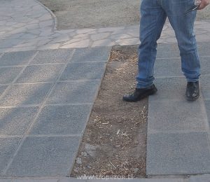 Trabajos sin terminar que obstaculizan el libre paso de la gente al interior de la plaza