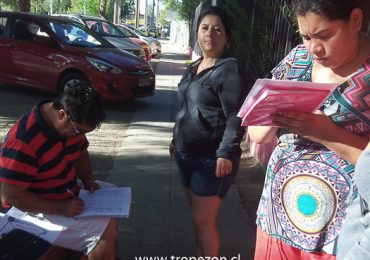 Apoderados de escuela municipal de Pudahuel reclaman por despidos de profesores