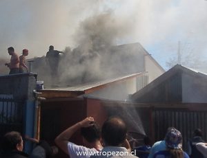 Jóvenes combatiendo el fuego por calle Chañarcillo